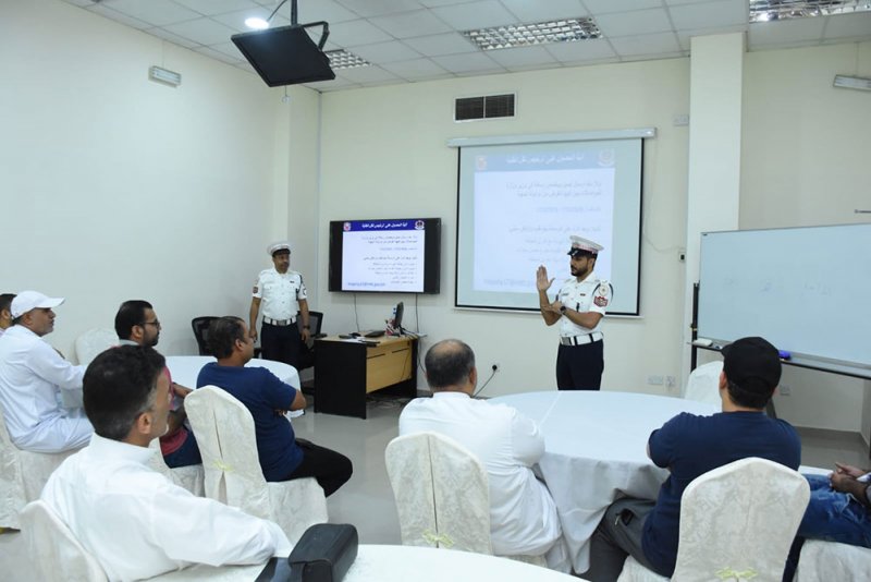 المرور تنظّم محاضرات تثقيفية لسواق نقل الطلبة وتؤكد أهمية سلامة تراخيص النقل