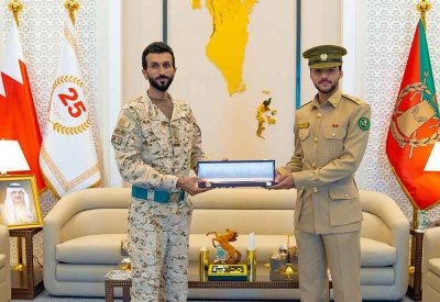 ناصر بن حمد يستقبل محمد الرويعي بمناسبة تخرجه من أكاديمية ساندهيرست العسكرية الملكية البريطانية