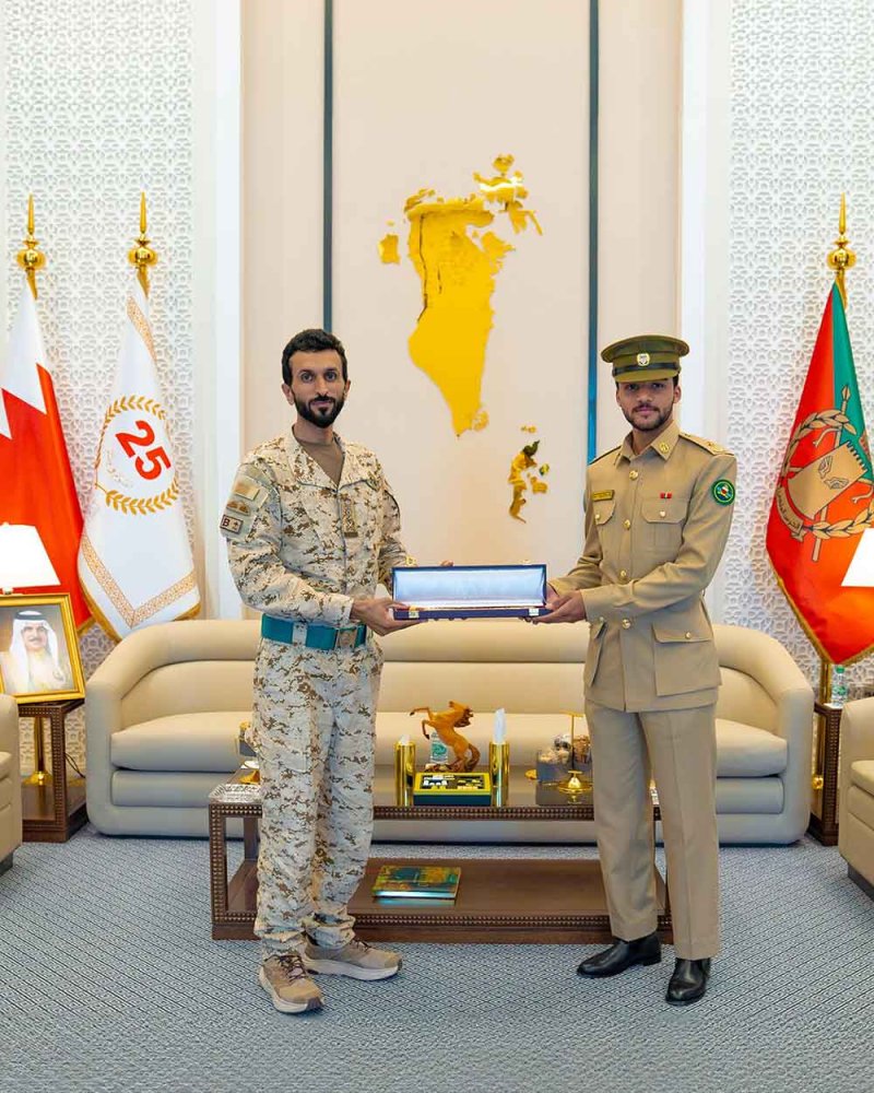ناصر بن حمد يستقبل محمد الرويعي بمناسبة تخرجه من أكاديمية ساندهيرست العسكرية الملكية البريطانية