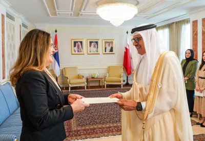 وزير الخارجية يتسلم نسخة من أوراق اعتماد سفيرة جمهورية صربيا المعينة لدى مملكة البحرين