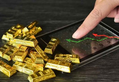 ارتفاع الدولار يهبط بأسعار الذهب وسط ترقب لبيانات أميركية