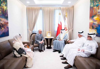 وكيل وزارة الخارجية للشؤون القنصلية والإدارية يسلم القنصل العام لجمهورية كازاخستان الإجازة القنصلية لمباشرة مهامه في مملكة البحرين