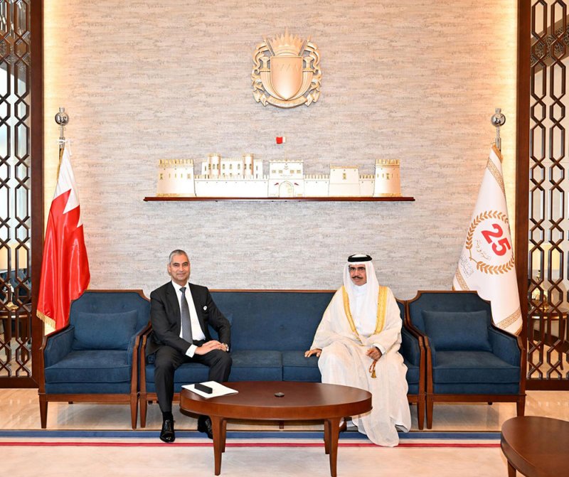 وزير الداخلية يبحث مع محافظ مصرف البحرين المركزي تعزيز الأداء الوطني الفاعل في مكافحة جرائم غسل الأموال وتمويل الإرهاب