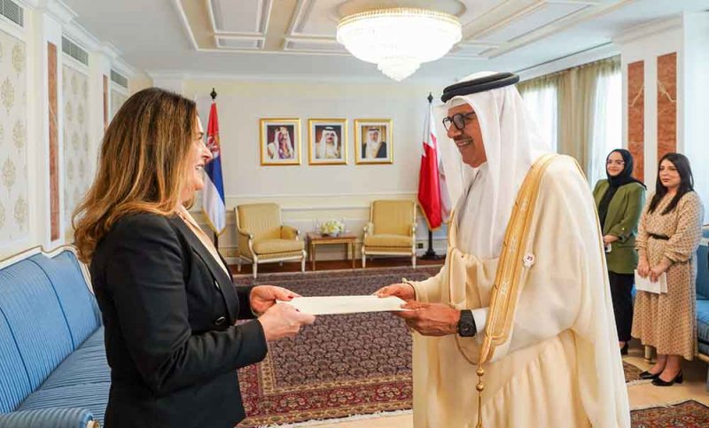 وزير الخارجية يتسلم نسخة من أوراق اعتماد سفيرة جمهورية صربيا المعينة لدى مملكة البحرين