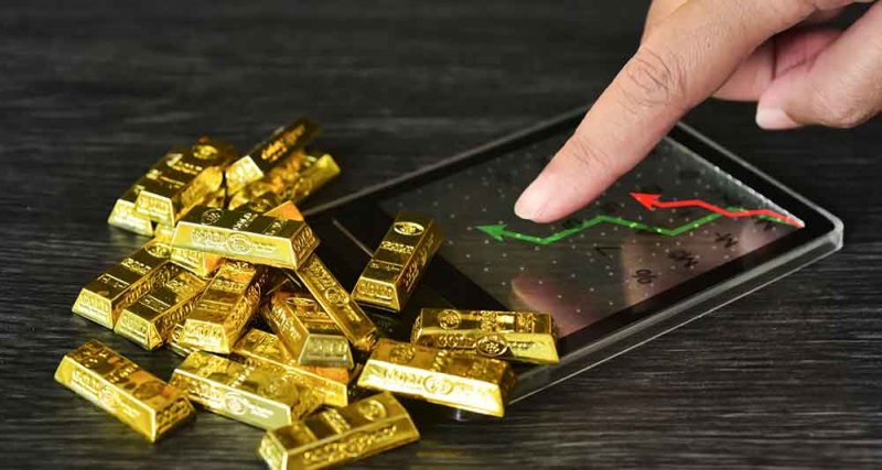 ارتفاع الدولار يهبط بأسعار الذهب وسط ترقب لبيانات أميركية