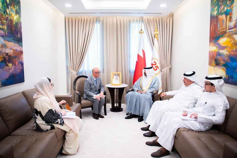 وكيل وزارة الخارجية للشؤون القنصلية والإدارية يسلم القنصل العام لجمهورية كازاخستان الإجازة القنصلية لمباشرة مهامه في مملكة البحرين