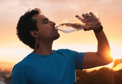 إياك وشرب المياه واقفاً.. 7 مشكلات صحية تنجم عن الخطوة
