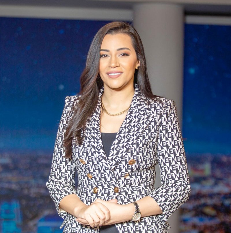 "صناعة مصرية" يجمع المخرجة بتول عرفة ومصطفي قمر