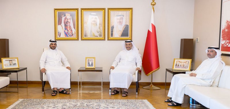 وزير الإعلام يستقبل سفير مملكة البحرين لدى دولة قطر