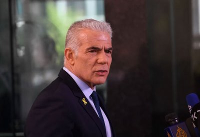 بعد استعادة جثث الرهائن.. لابيد يدعو لإضراب شامل في تل أبيب