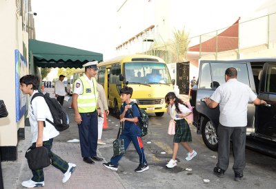 بالصور: جهود وزارة الداخلية في تنظيم الحركة المرورية وتأمين انتقال الطلبة وأعضاء الهيئة التعليمية