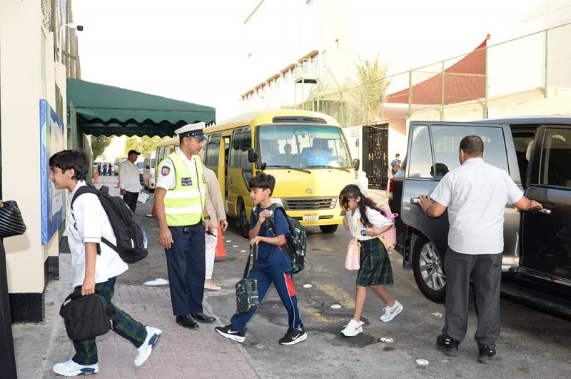 بالصور: جهود وزارة الداخلية في تنظيم الحركة المرورية وتأمين انتقال الطلبة وأعضاء الهيئة التعليمية