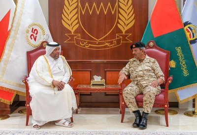 القائد العام لقوة دفاع البحرين يستقبل السفير القطري لدى البحرين بمناسبة تعيينه