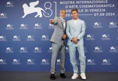 أوسم رجال هوليوود جورج كلوني وبراد بيت على متن قارب مهرجان البندقية السينمائي 2024
