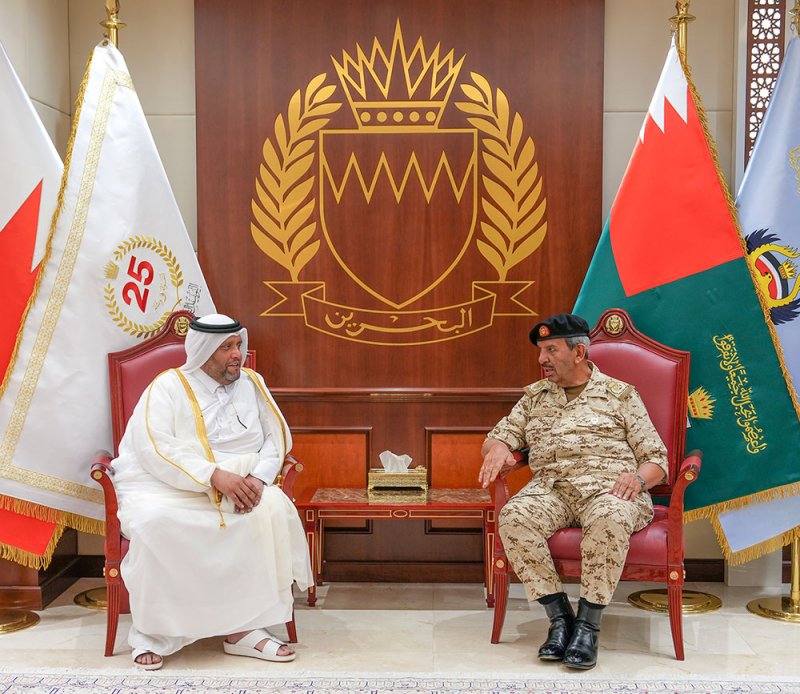 القائد العام لقوة دفاع البحرين يستقبل السفير القطري لدى البحرين بمناسبة تعيينه