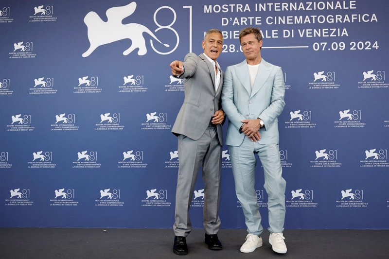 أوسم رجال هوليوود جورج كلوني وبراد بيت على متن قارب مهرجان البندقية السينمائي 2024