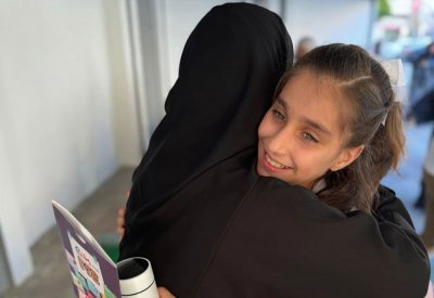 المعلمون يستقبلون طلبتهم... بالأحضان