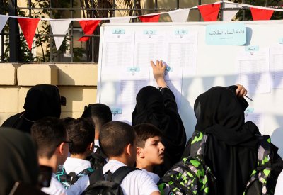 بالصور: فرحة أولياء الأمور ومتابعتهم لأولادهم باليوم الدراسي الأول