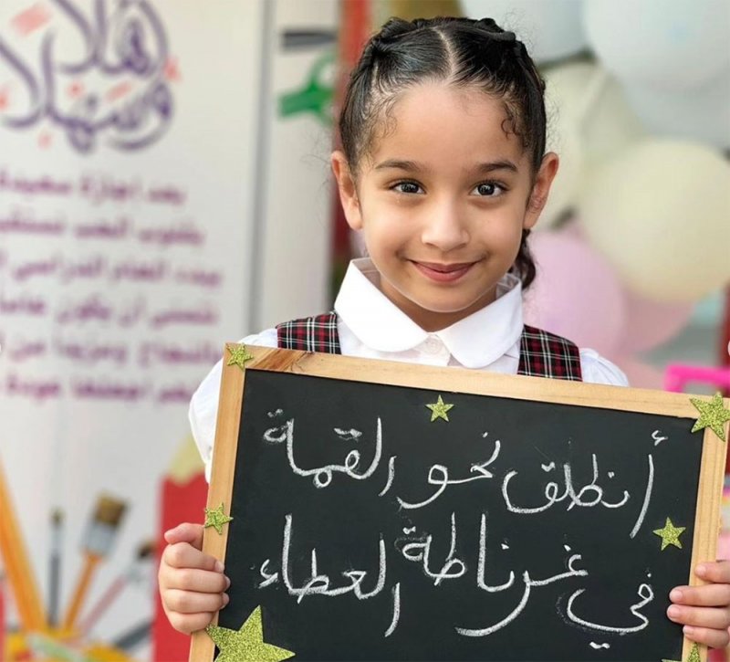 بالصور: الطلبة يتوافدون للمدارس مع انطلاقة بداية العام الدراسي الجديد