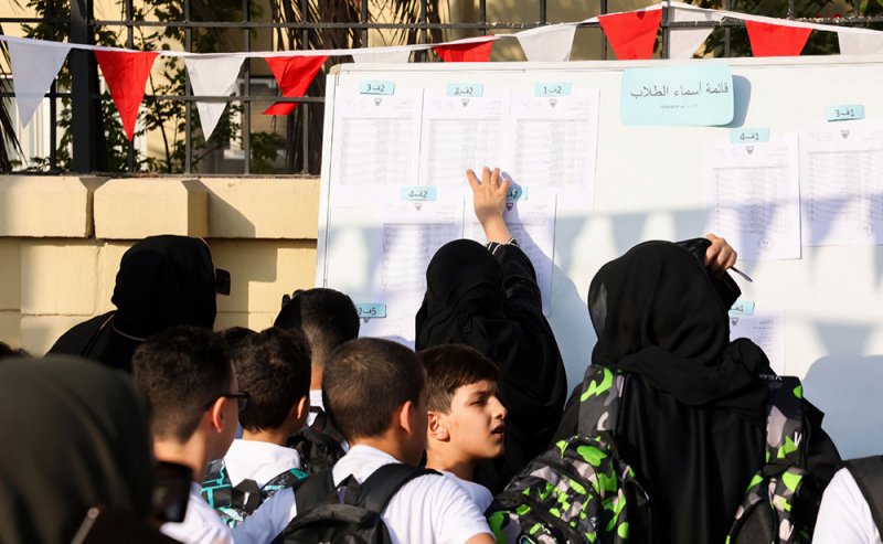 بالصور: فرحة أولياء الأمور ومتابعتهم لأولادهم باليوم الدراسي الأول