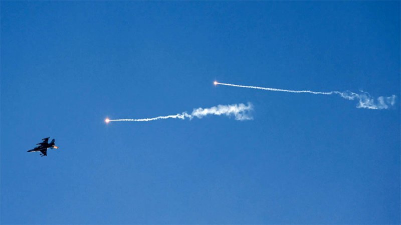 حزب الله وإسرائيل يتبدلان قصف مواقع عسكرية ومستودعات ذخيرة