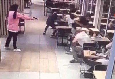 فيديو لتركية تطلق النار على رجل بمقهى..والتحقيقات تكشف السبب