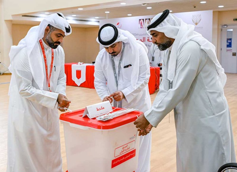 انطلاق عملية التصويت وإقبال الناخبين للمشاركة في الانتخاب التكميلي لأولى المحرق