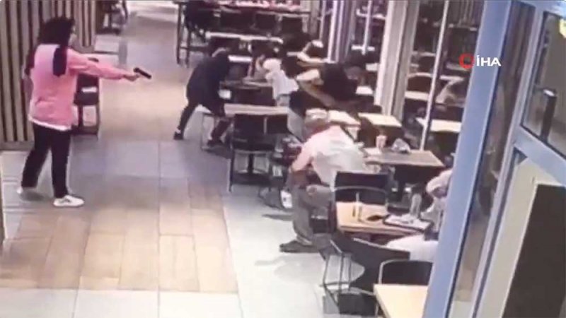 فيديو لتركية تطلق النار على رجل بمقهى..والتحقيقات تكشف السبب