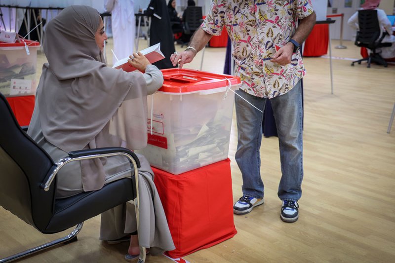 بالصور: امتلاء صناديق الاقتراع قبل إغلاق باب التصويت بساعة