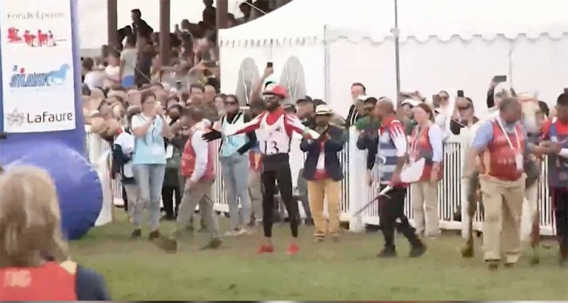 بالفيديو: فارس العالم سمو الشيخ ناصر بن حمد يفوز في منافسات بطولة العالم للقدرة في فرنسا