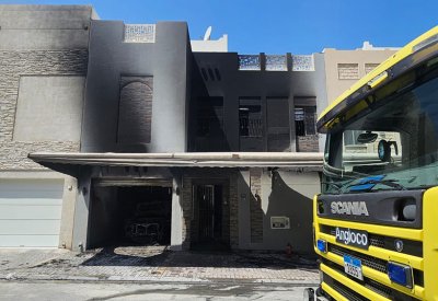 الدفاع المدني يخمد حريقًا اندلع بمركبة في أحد المنازل بمدينة خليفة