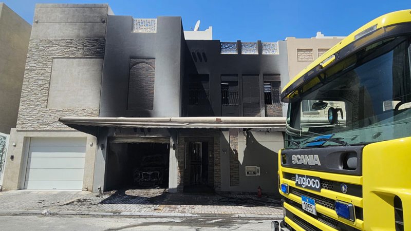 الدفاع المدني يخمد حريقًا اندلع بمركبة في أحد المنازل بمدينة خليفة