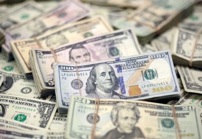 الدولار يتعافى مع تراجع الرهان على خفض كبير للفائدة بأميركا