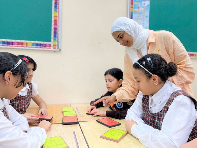 ما هي خطة المعلمة عائشة صويلح لتطوير دروس الرياضيات؟