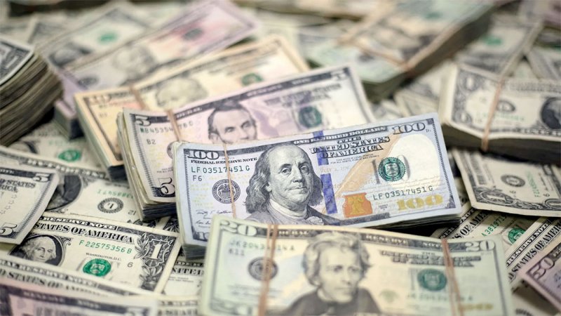 الدولار يتعافى مع تراجع الرهان على خفض كبير للفائدة بأميركا