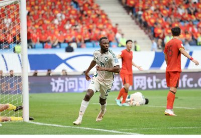 المنتخب السعودي يقتنص فوزاً ثميناً من الصين رغم النقص العددي