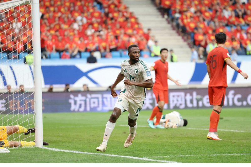 المنتخب السعودي يقتنص فوزاً ثميناً من الصين رغم النقص العددي