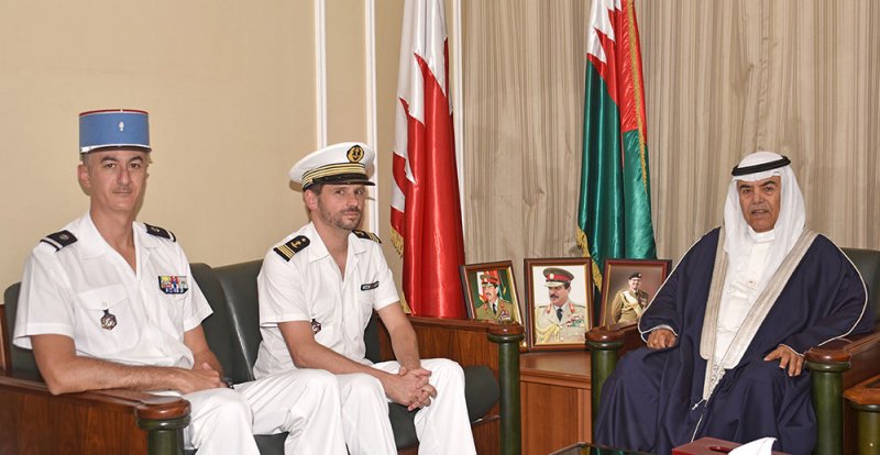 وزير شؤون الدفاع يستقبل الملحق العسكري الفرنسي لدى مملكة البحرين والمقيم في الرياض بمناسبة تعيينه