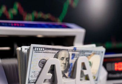 الدولار يرتفع بعد بيانات أوقفت رهانات خفض كبير للفائدة
