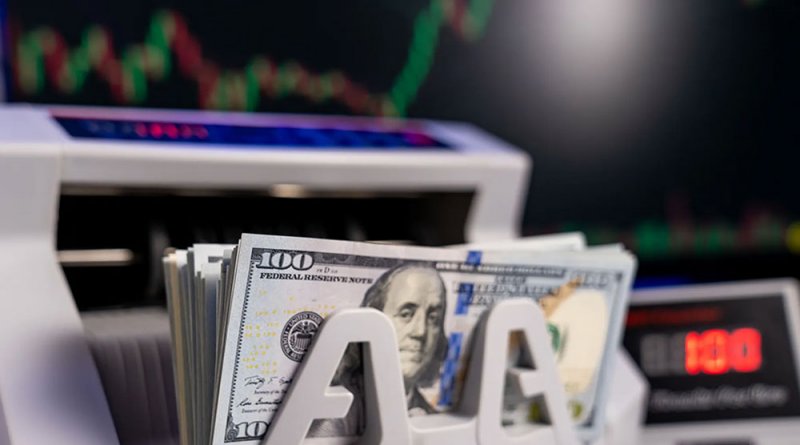 الدولار يرتفع بعد بيانات أوقفت رهانات خفض كبير للفائدة