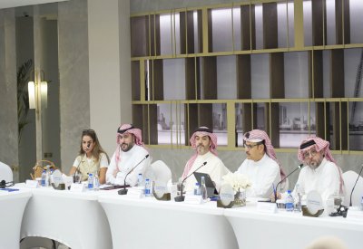 “الغرفة” تبحث تحديات وسبل تطوير القطاع السياحي مع أصحاب الفنادق
