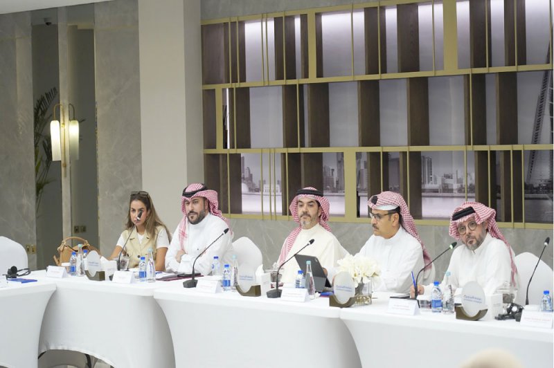 “الغرفة” تبحث تحديات وسبل تطوير القطاع السياحي مع أصحاب الفنادق