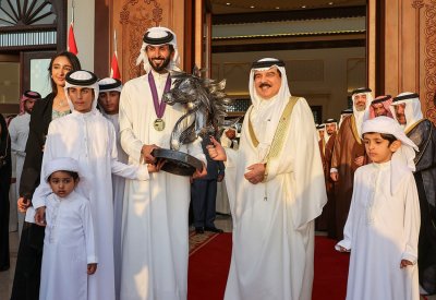 جلالة الملك المعظم في مقدمة مستقبلي فارس العالم سمو الشيخ ناصر بن حمد آل خليفة بعد تتويج سموه بلقب بطولة العالم للقدرة