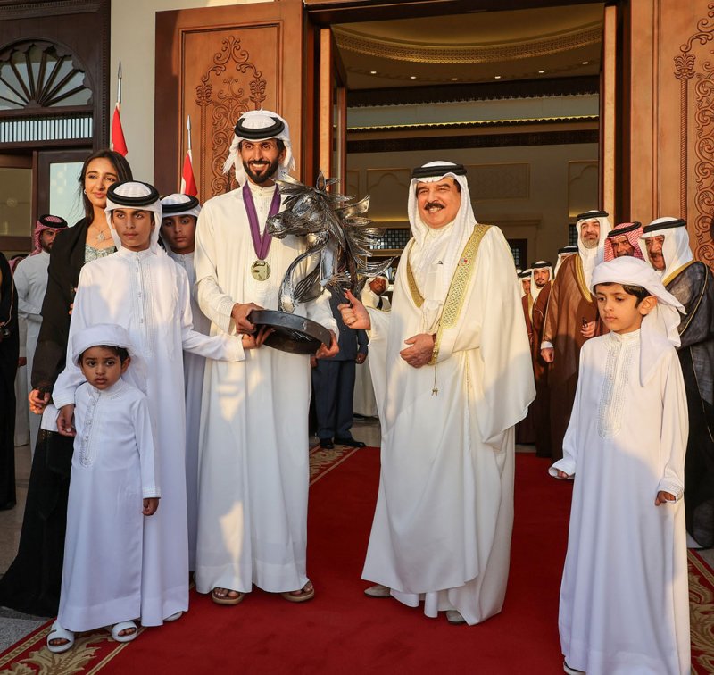 جلالة الملك المعظم في مقدمة مستقبلي فارس العالم سمو الشيخ ناصر بن حمد آل خليفة بعد تتويج سموه بلقب بطولة العالم للقدرة