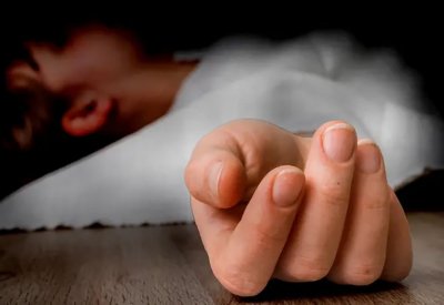اشتكت لمدير المدرسة قبل ساعات.. أب يعذب طفلته حتى الموت