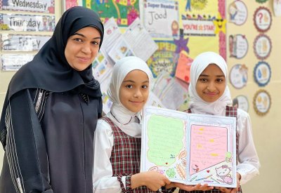 كيف يتم تطوير الكتابة باللغة الإنجليزية في ابتدائية غرناطة؟
