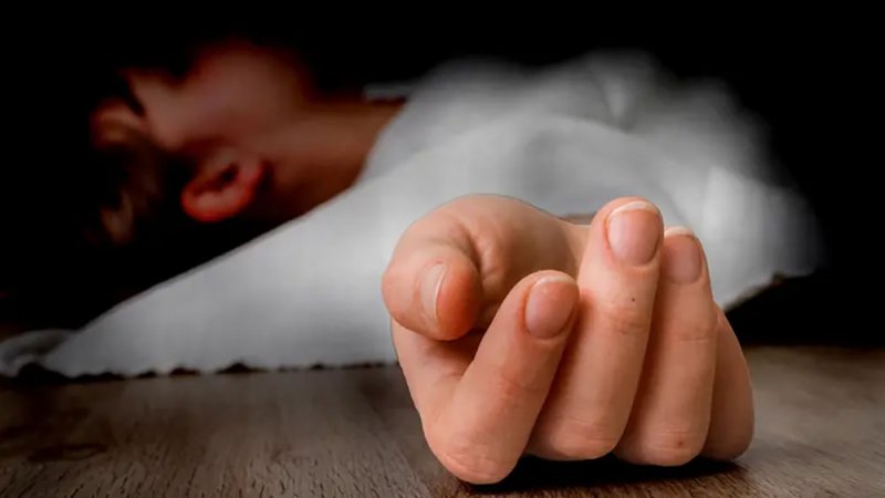 اشتكت لمدير المدرسة قبل ساعات.. أب يعذب طفلته حتى الموت