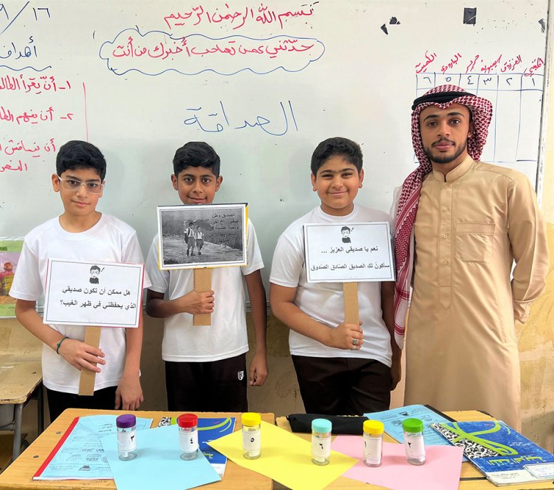 المعلم علي مهدي يطبق مشروع "صندوق القيم" ضمن منهج اللغة العربية