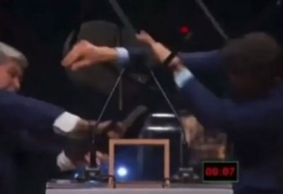 مشهد لا يصدق.. مرشح يضرب منافسه بكرسي مباشرة على الهواء
