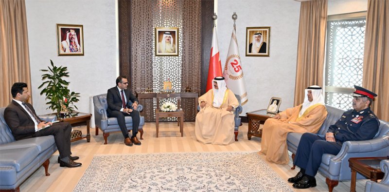 وزير الداخلية يبحث مع سفير باكستان تعزيز التعاون وتبادل الخبرات بين البلدين